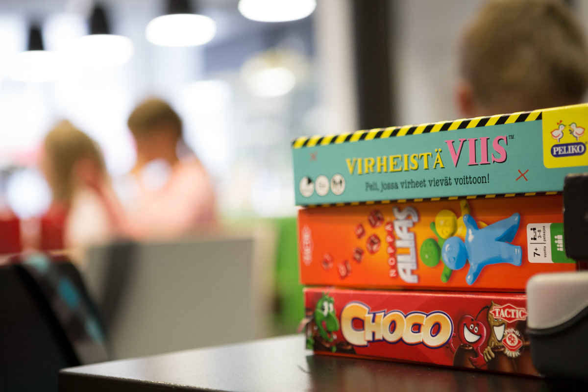 Lautapelejä varhaisnuorten kerhossa kuten Choco ja virheistä viis
