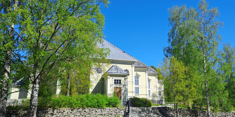 kirkko, sininen taivas koivut