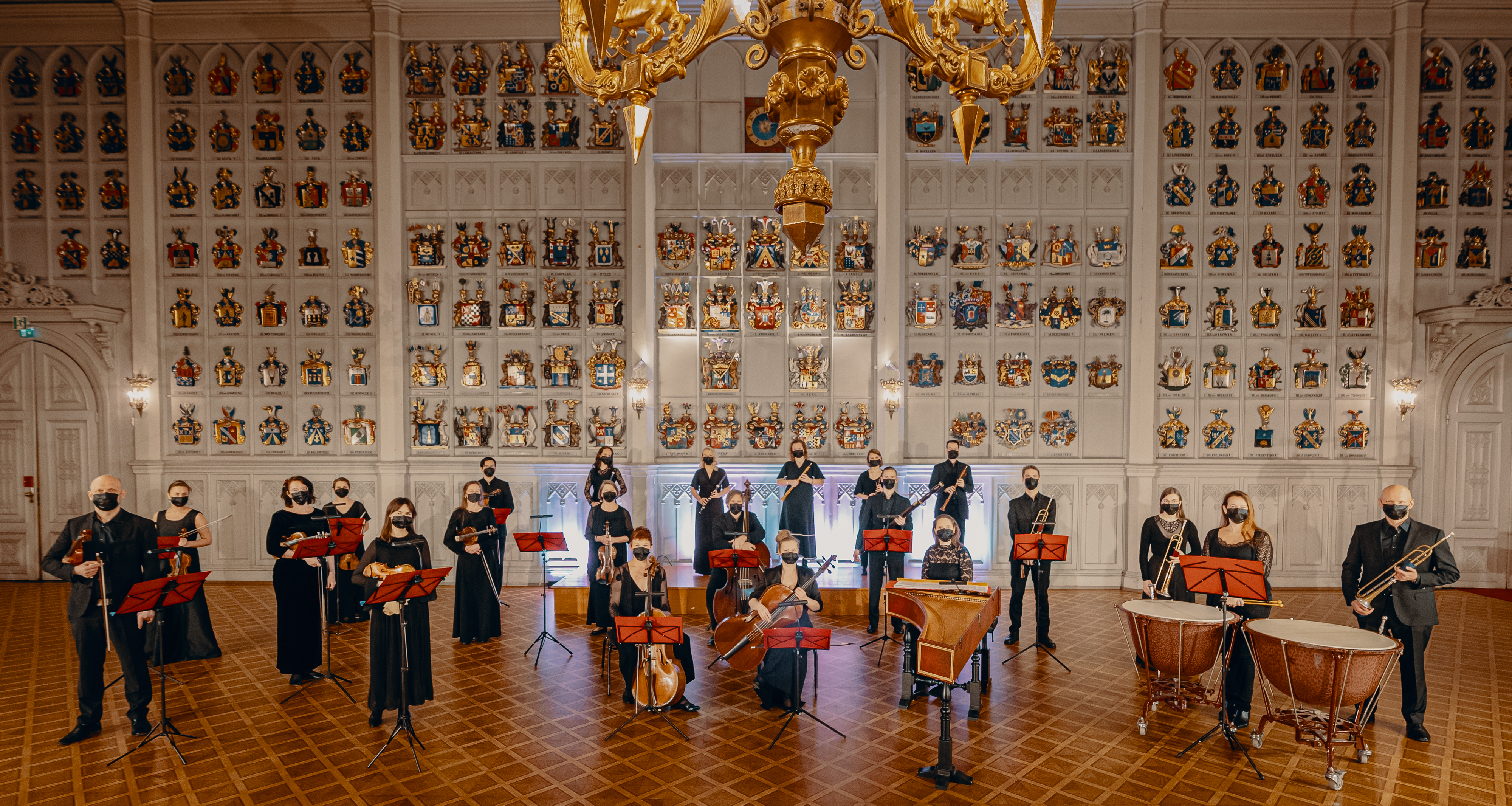 Suomalainen barokkiorkesteri FiBO maskeissa kotisalissaan Ritarihuoneella Helsingissä Akifoton kuvaamana.