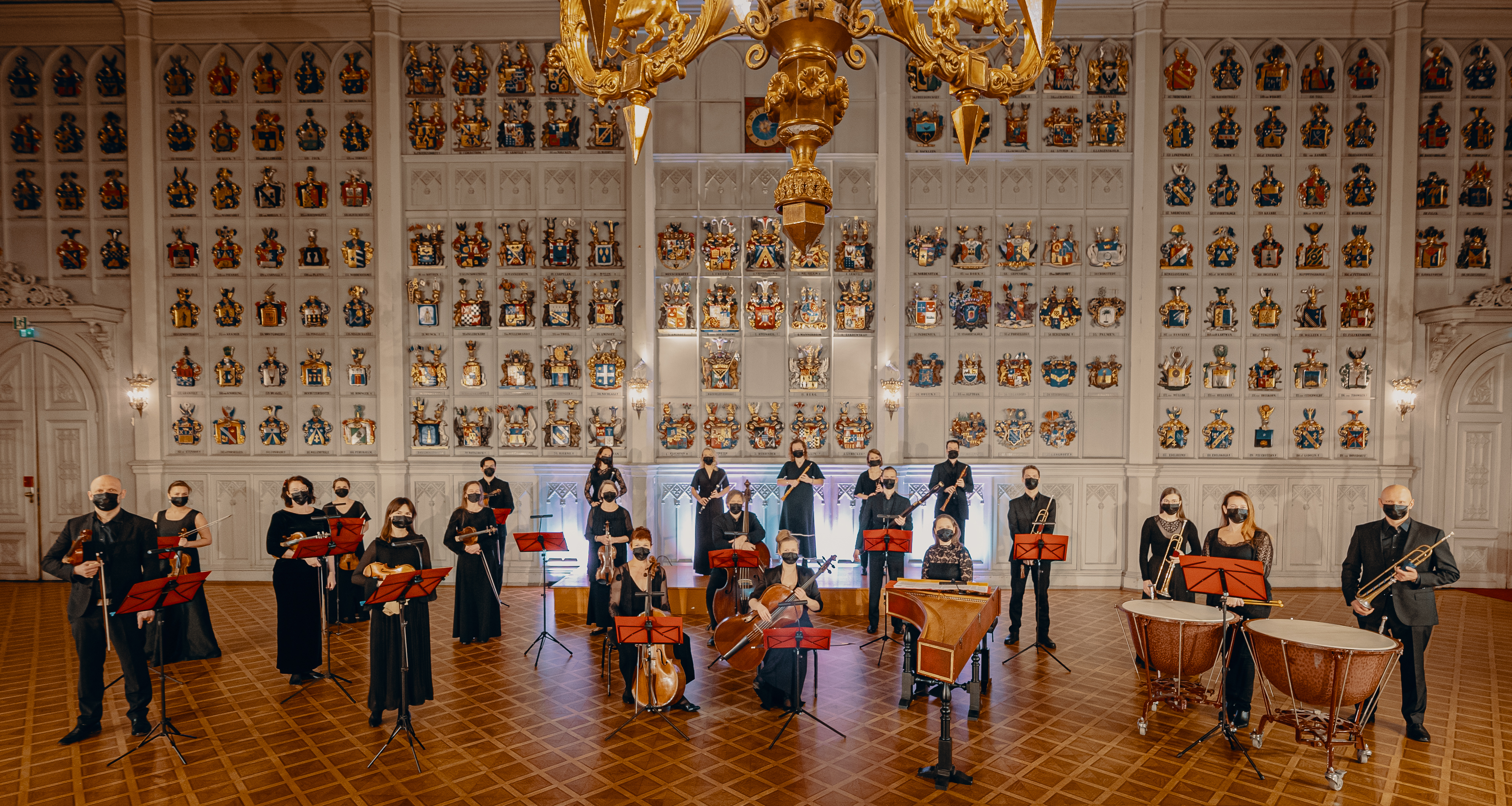 Kohti valoa - pääsiäisajan musiikkia verkossa Suomalainen barokkiorkesteri FiBO maskeissa kotisalissaan Ritarihuoneella Helsingissä Akifoton kuvaamana.