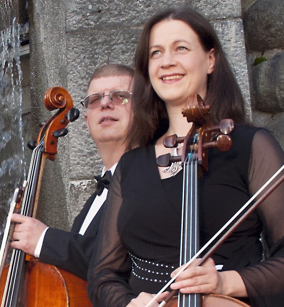 Selloduo Anna-Maaria ja Olli Varonen soittaa ajattomia klassisia sävelmiä ja hengellistä musiikkia Kangasniemen kirkossa hiljaisen viikon säveretriitissä.